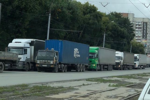Грузовики поставили в два ряда на улице Ватутина Грузовики поставили в два ряда на улице Ватутина