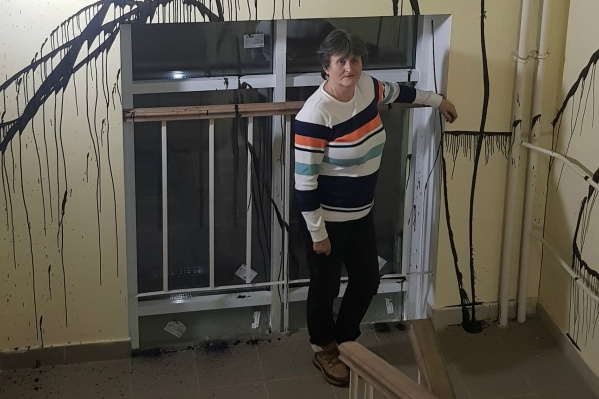 Директор УК «Мастер» Марина Савина обещает, что испорченные стены перекрасят Директор УК «Мастер» Марина Савина обещает, что испорченные стены перекрасят