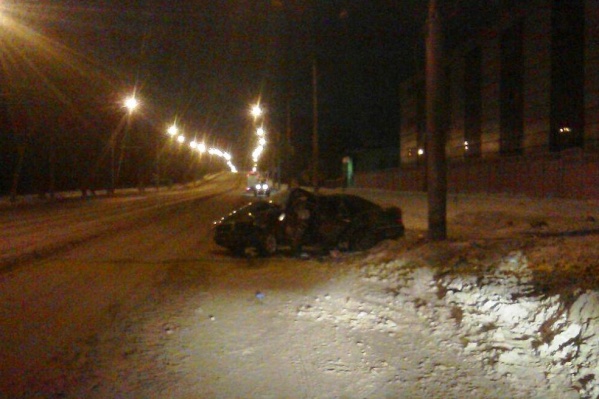 Водитель Mercedes C-180 в этой аварии сломал ногу Водитель Mercedes C-180 в этой аварии сломал ногу