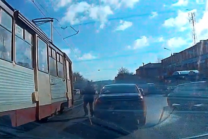 Мужчина едва не угодил под колёса автомобиля Мужчина едва не угодил под колёса автомобиля