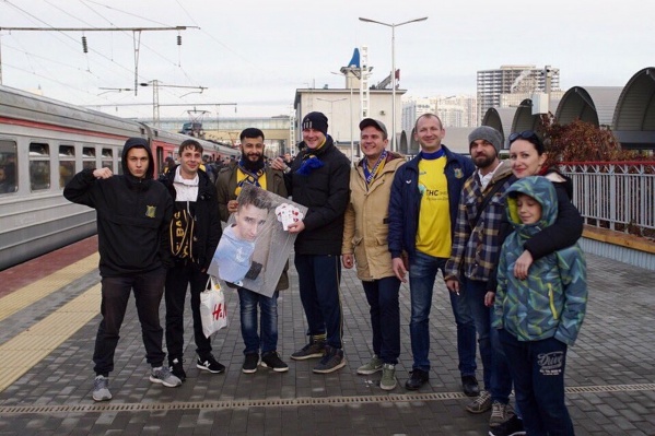 Ребята распечатали фото друга на картоне Ребята распечатали фото друга на картоне