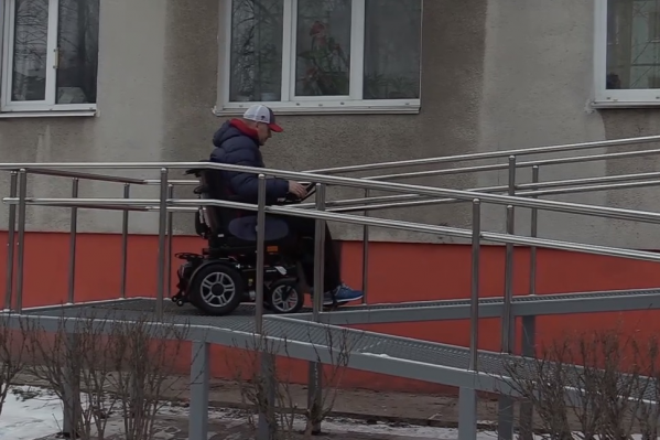 Раньше Олегу, чтобы выйти из дома, нужно было звать на помощь друзей. Теперь он может сделать это сам Раньше Олегу, чтобы выйти из дома, нужно было звать на помощь друзей. Теперь он может сделать это сам