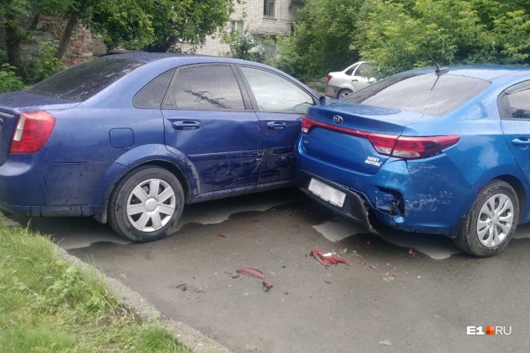 Две из трех пострадавших иномарок Две из трех пострадавших иномарок