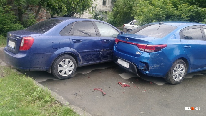 Две из трех пострадавших иномарок Две из трех пострадавших иномарок