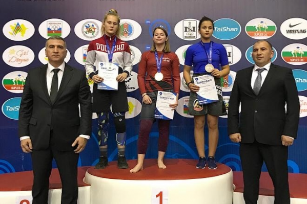 Юная чемпионка Маргарита Шишова (в центре) занимается всего четыре года Юная чемпионка Маргарита Шишова (в центре) занимается всего четыре года