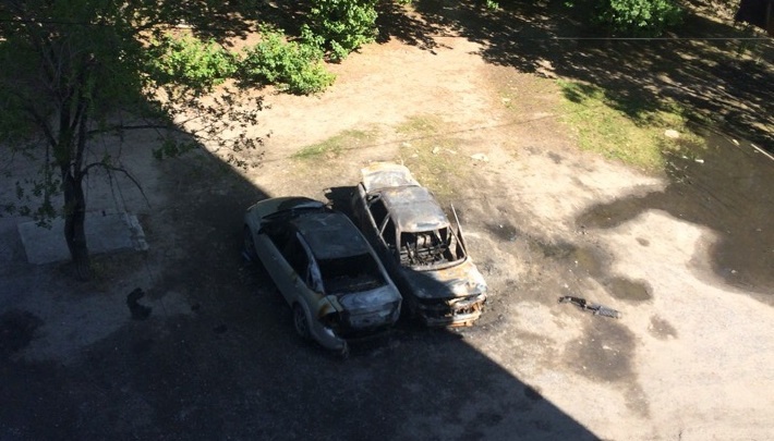 Ночью в Тюмени сгорели два автомобиля