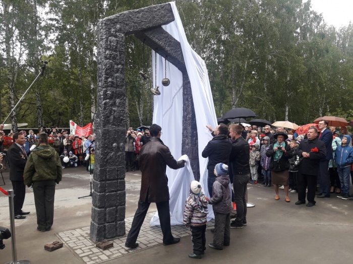 Арка памяти, посвящённая детям-узникам фашистских концлагерей Арка памяти, посвящённая детям-узникам фашистских концлагерей
