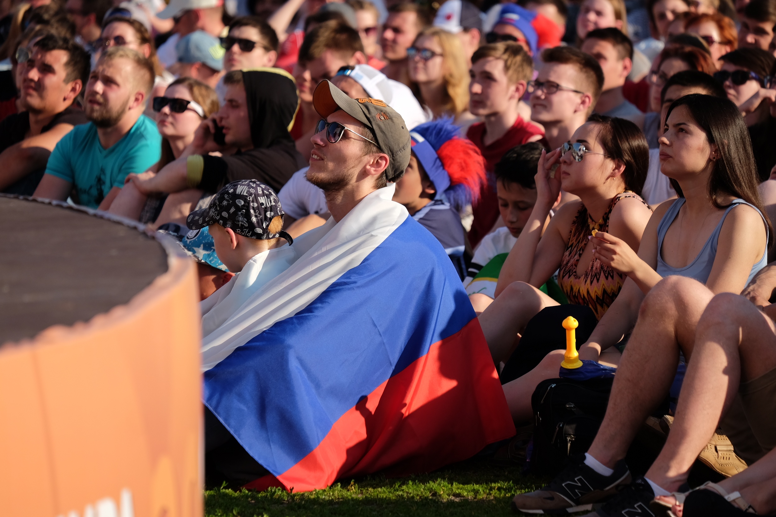 Бейсболки и российские флаги тоже шли в ход, чтобы защититься от солнца
