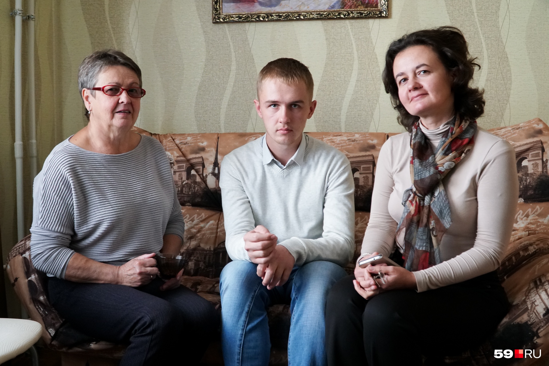 Кирилл Галин с мамой и бабушкой. Вся семья принимает участие в помощи инвалидам Кирилл Галин с мамой и бабушкой. Вся семья принимает участие в помощи инвалидам