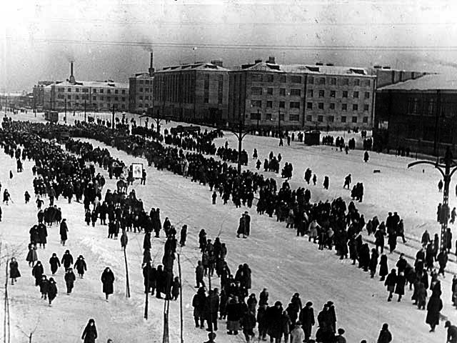 1948 год. Многотысячная процессия идет прощаться с ученым 1948 год. Многотысячная процессия идет прощаться с ученым 