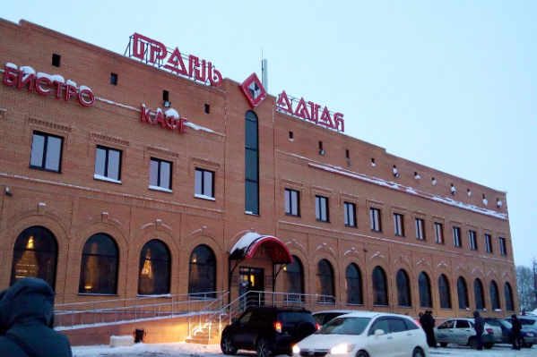 Дочь потерявшейся в кафе пассажирки подчеркнула, что мать в здравом уме и, несмотря на пожилой возраст, работает главным бухгалтером в крупной компании. Но когда водитель забыл её в «Грани Алтая», она растерялась Дочь потерявшейся в кафе пассажирки подчеркнула, что мать в здравом уме и, несмотря на пожилой возраст, работает главным бухгалтером в крупной компании. Но когда водитель забыл её в «Грани Алтая», она растерялась