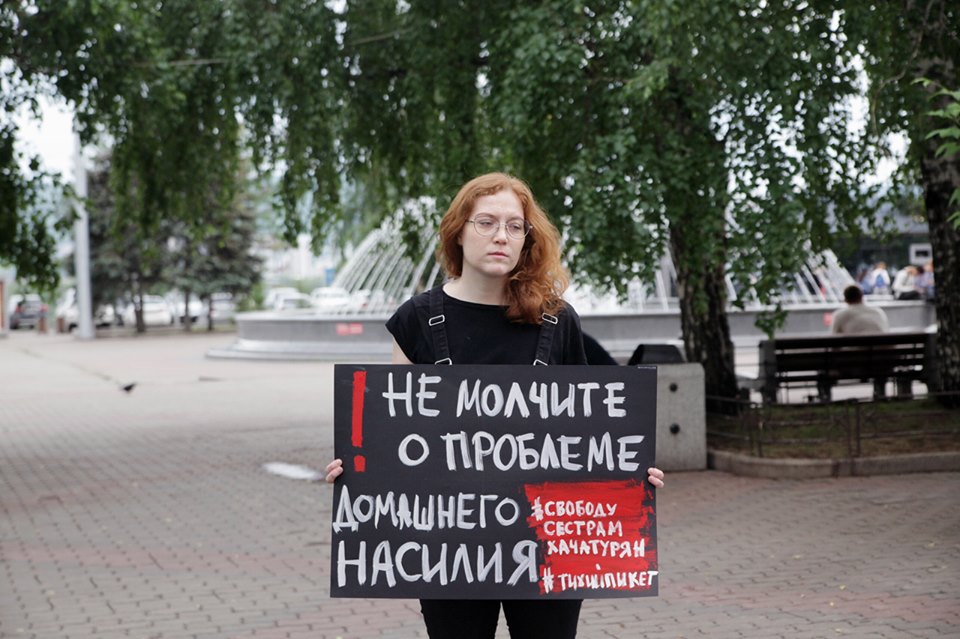 Проблема не молчи. Плакаты против домашнего насилия. Реклама против домашнего насилия. Плакаты против насилия над женщинами. Социальные плакаты в поддержку женщин.