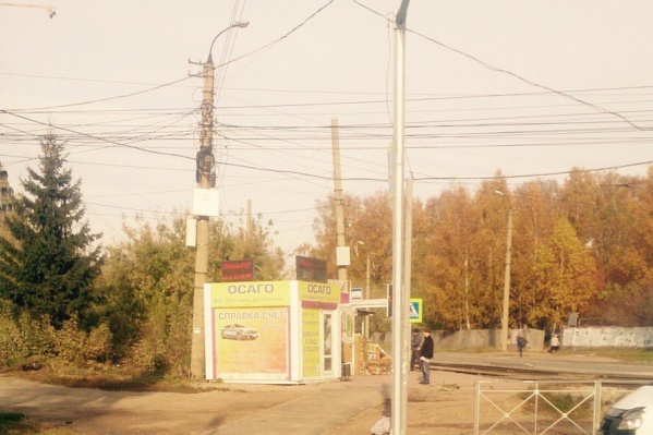 При переходе дороги табло светофора полностью загораживает консольная опора При переходе дороги табло светофора полностью загораживает консольная опора