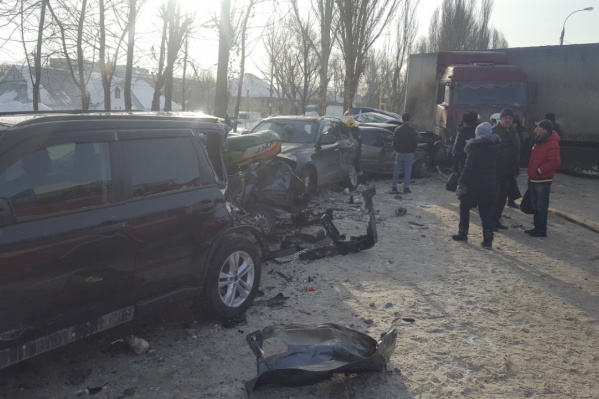 Автомобили были припаркованы на обочине Автомобили были припаркованы на обочине