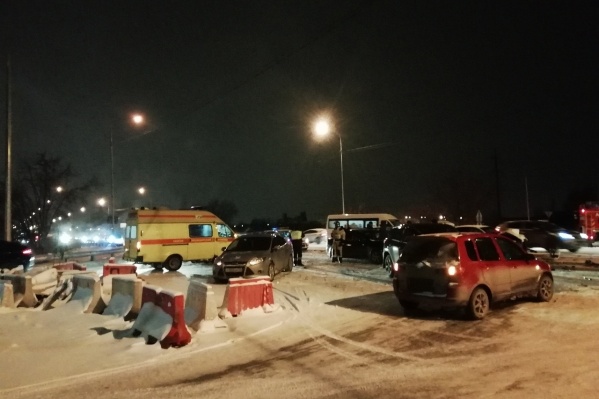 На место аварии выезжали скорая, МЧС и ГИБДД На место аварии выезжали скорая, МЧС и ГИБДД