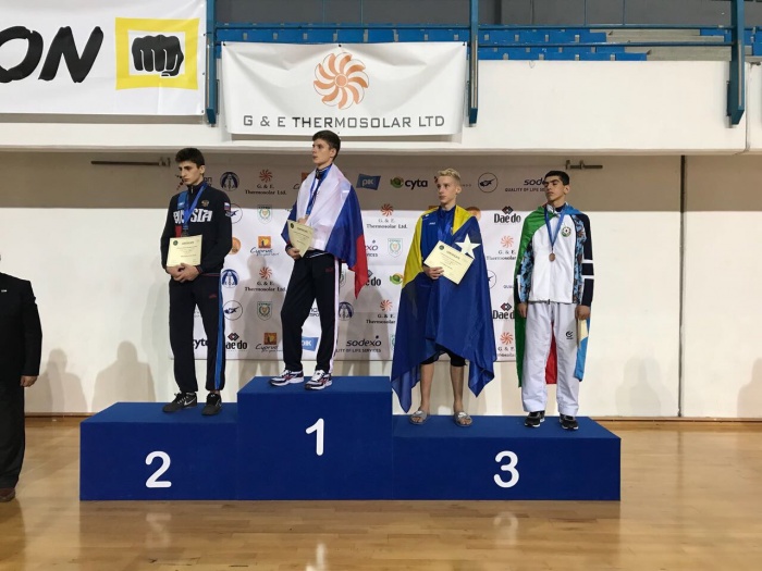 Максим Емелькин на высшей ступени пьедестала Максим Емелькин на высшей ступени пьедестала