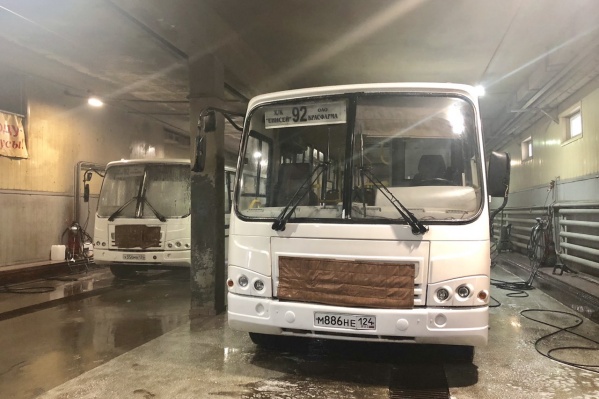 Автобусы моют по ночам во время пересменка водителей Автобусы моют по ночам во время пересменка водителей