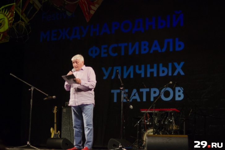 Виктор Панов выступил и ведущим вечера-открытия фестиваля Виктор Панов выступил и ведущим вечера-открытия фестиваля