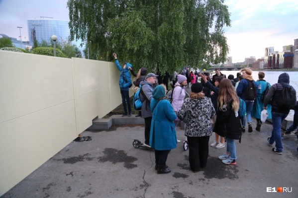 В субботу впервые люди могли заглянуть за забор так, чтобы их телефоны не отобрали охранники с той стороны В субботу впервые люди могли заглянуть за забор так, чтобы их телефоны не отобрали охранники с той стороны