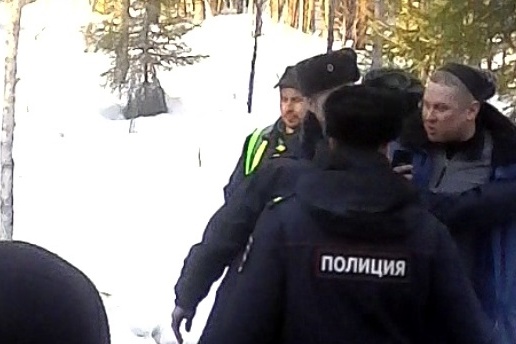 Активисты предложили на месте составить протокол о нарушении, но полицейские решили принудительно отвести мужчин в отделение Активисты предложили на месте составить протокол о нарушении, но полицейские решили принудительно отвести мужчин в отделение