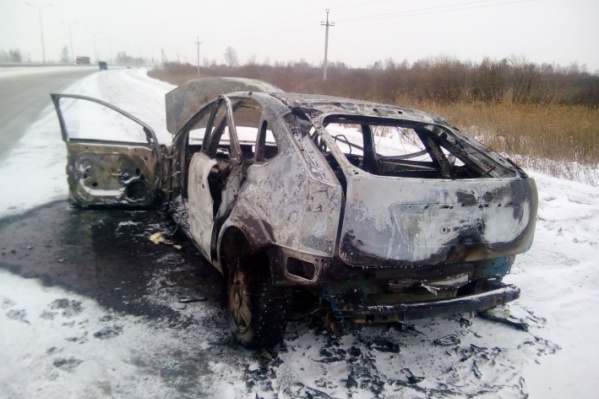 Пожарные обнаружили в машине тело мужчины Пожарные обнаружили в машине тело мужчины