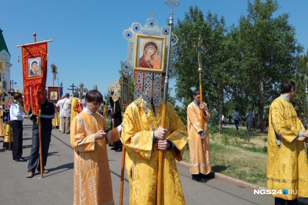 Несколько сотен верующих собрались для крестного хода Несколько сотен верующих собрались для крестного хода