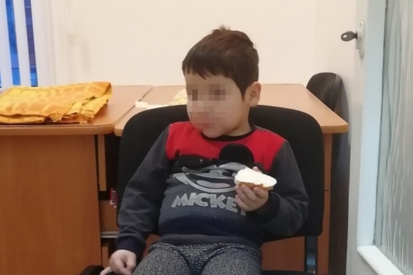 Если вы знаете что-либо о местонахождении родителей мальчика, сообщите об этом в полицию Если вы знаете что-либо о местонахождении родителей мальчика, сообщите об этом в полицию