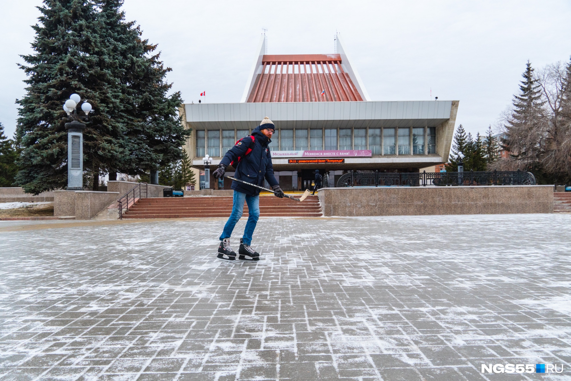 На коньках по улицам: бросаем вызов скользким тротуарам Омска