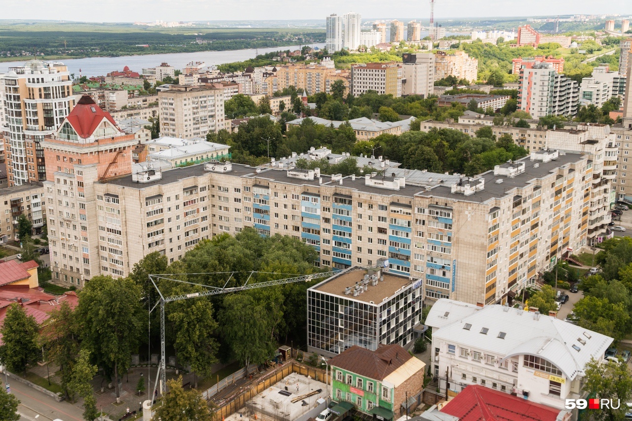 Пирамиды выделяют постройку из общей картины города, она легко узнается Пирамиды выделяют постройку из общей картины города, она легко узнается