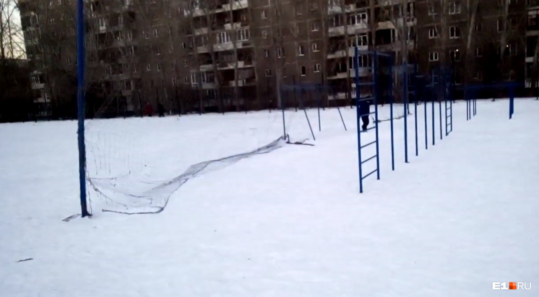 Волейбольной сетке тоже досталось Волейбольной сетке тоже досталось