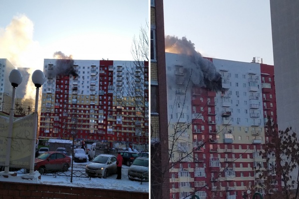 Тёмные столбы дыма от пожара были видны на расстоянии нескольких десятков метров Тёмные столбы дыма от пожара были видны на расстоянии нескольких десятков метров
