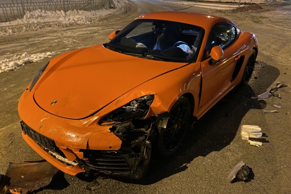 Mitsubishi Lancer захотел развернуться, но не пропустил спорткар Mitsubishi Lancer захотел развернуться, но не пропустил спорткар 