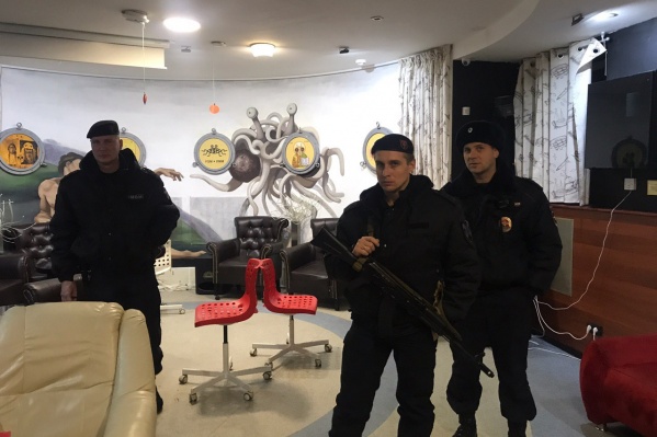 Судя по всему, парни в форме вели себя вполне корректно Судя по всему, парни в форме вели себя вполне корректно 