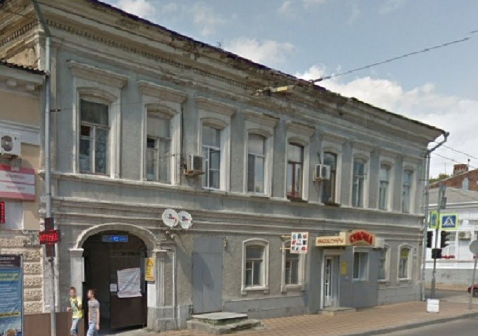 В обоих Ростовах немало похожих строений. Попытайтесь понять, какое из них где находится?