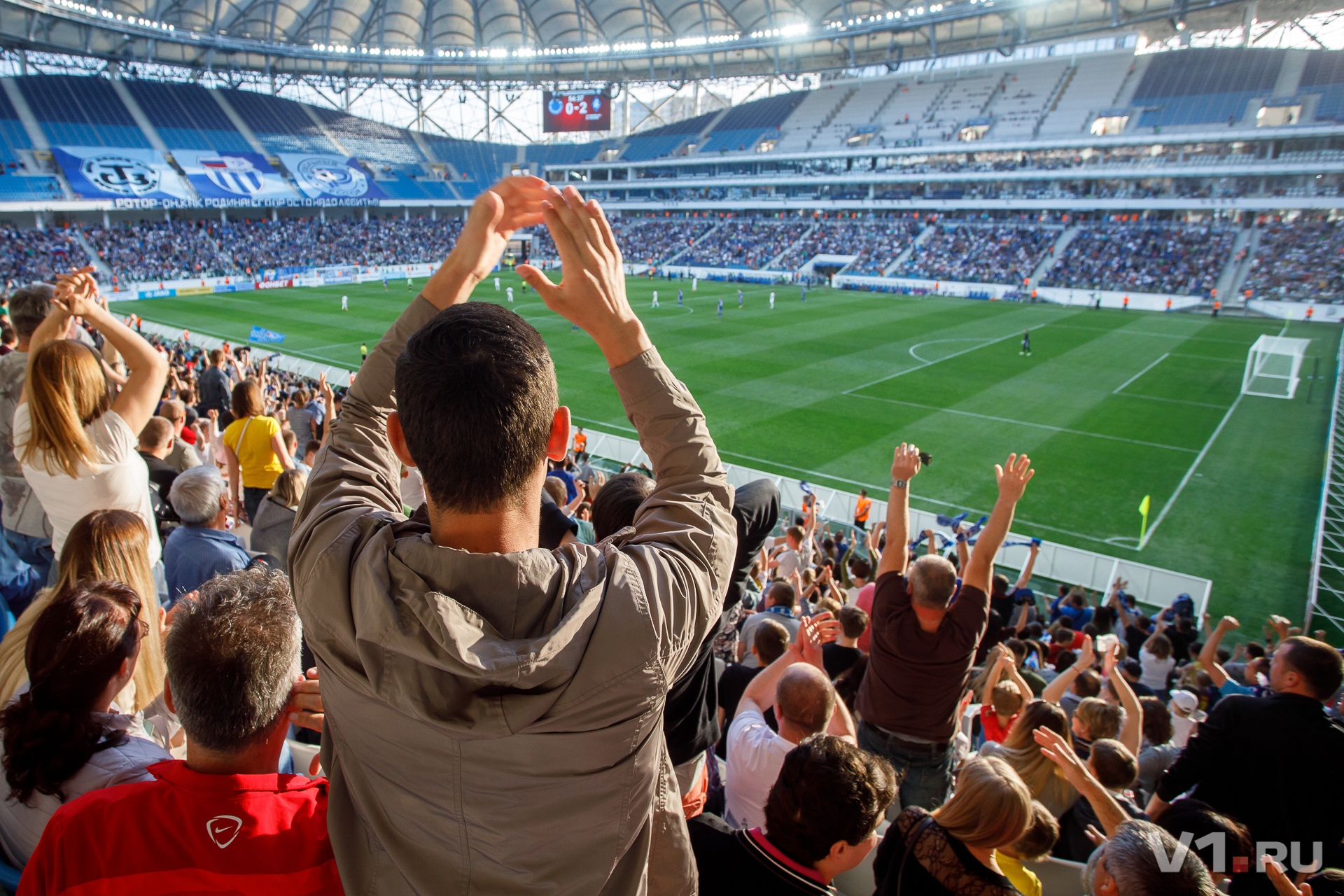 Match photo. Стадион в Волгограде болельщики. Болельщики на стадионе. Футбольный стадион с болельщиками. Стадион с людьми.