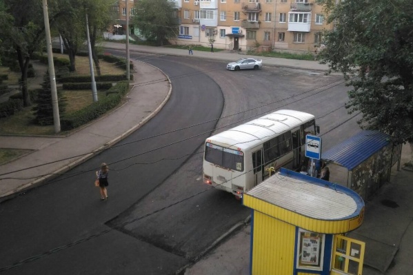 Рабочие привели в порядок асфальт на кольце Рабочие привели в порядок асфальт на кольце
