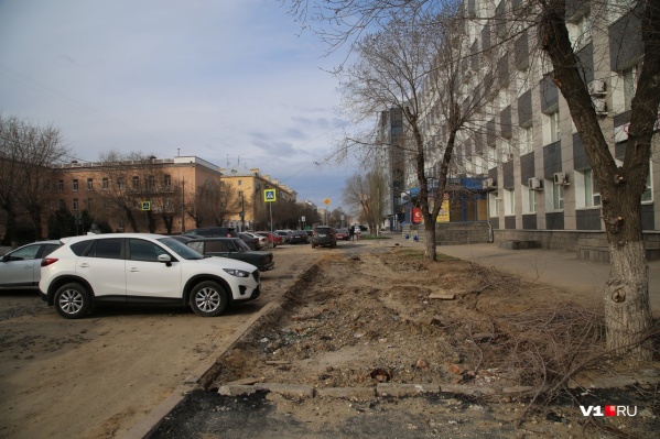 Копать Коммунистическую рабочие начали в августе прошлого года Копать Коммунистическую рабочие начали в августе прошлого года 