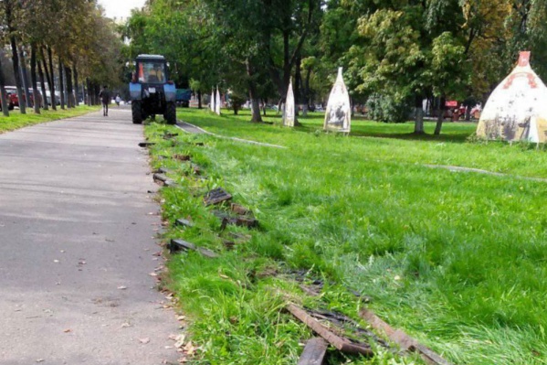 Чугунные ограждения демонтировали сотрудники Горзеленхоза Чугунные ограждения демонтировали сотрудники Горзеленхоза