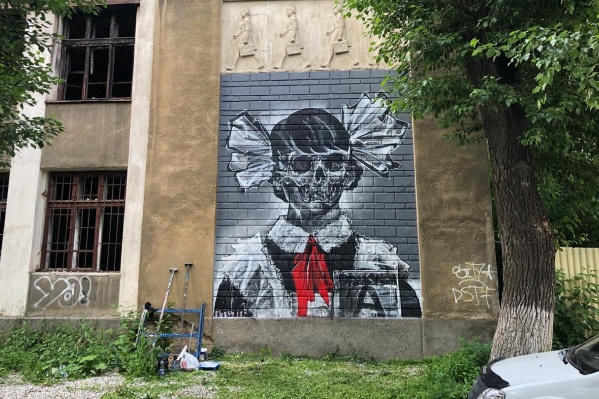 На заброшенной школе граффити выглядят очень эффектно На заброшенной школе граффити выглядят очень эффектно