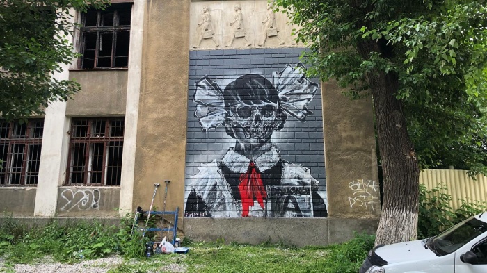 На заброшенной школе граффити выглядят очень эффектно На заброшенной школе граффити выглядят очень эффектно