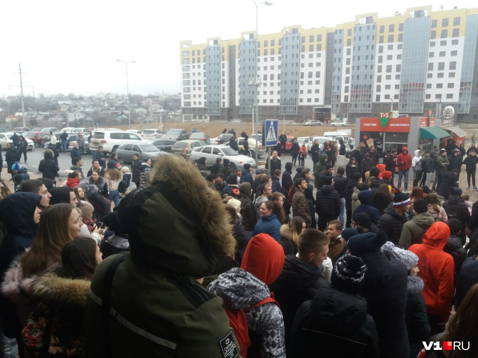Вначале денег ждали у входа в ТРК Вначале денег ждали у входа в ТРК