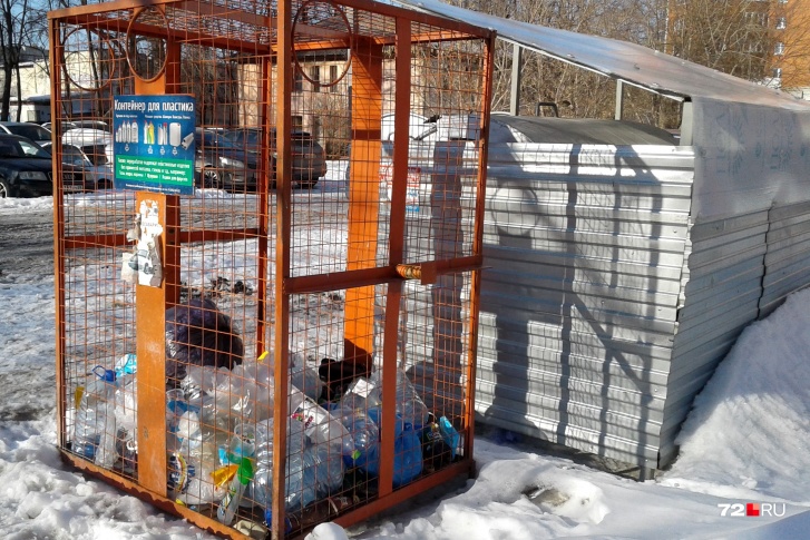 Отдельные контейнеры для пластиковых отходов начали появляться во дворах тюменских многоэтажек в 2017-м, который был объявлен Годом экологии