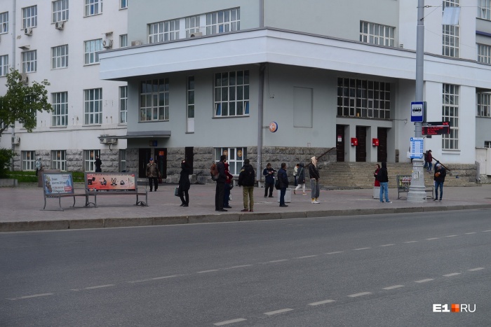 Здесь был навес со скамейкой. Куда исчез — неизвестно Здесь был навес со скамейкой. Куда исчез — неизвестно