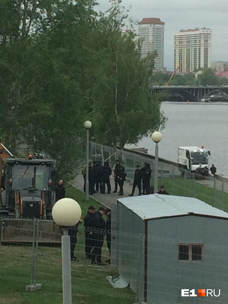 Обещали продолжить: горожане бились за сквер в Екатеринбурге больше десяти часов