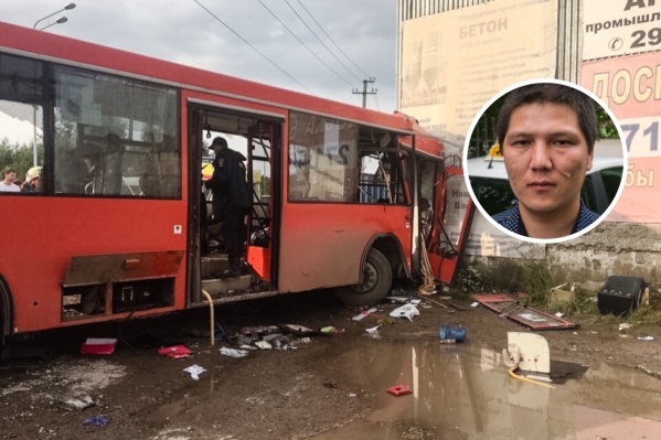 Бекзат Максатбек достал из автобуса четырех человек Бекзат Максатбек достал из автобуса четырех человек 