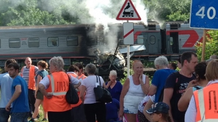 Поезд, который шел из Адлера в Екатеринбург, загорелся после ДТП