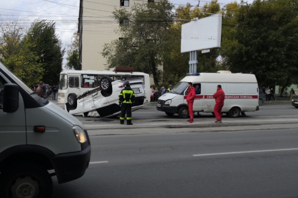 К месту аварии подъехали врачи скорой помощи и спасатели МЧС К месту аварии подъехали врачи скорой помощи и спасатели МЧС