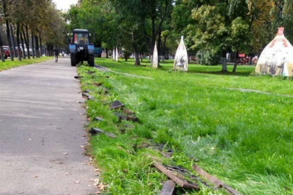 Чугунные ограждения убрали сотрудники Горзеленхоза Чугунные ограждения убрали сотрудники Горзеленхоза