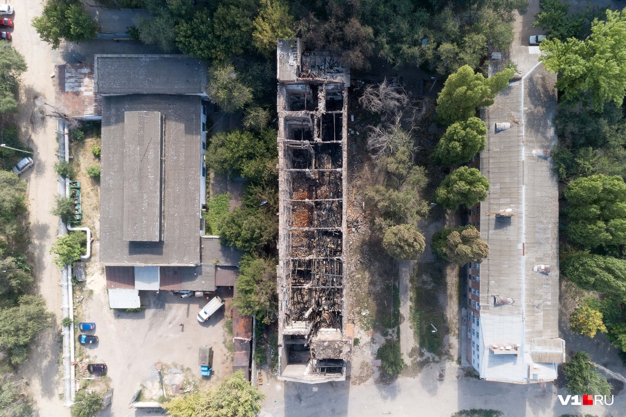 Квартал трущоб и развалин: сгоревшее общежитие на Тракторном превратилось в зону отчуждения