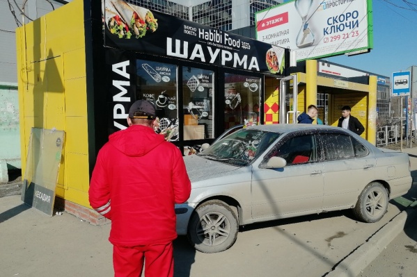 Автомобиль въехал в киоск около 16:00 Автомобиль въехал в киоск около 16:00